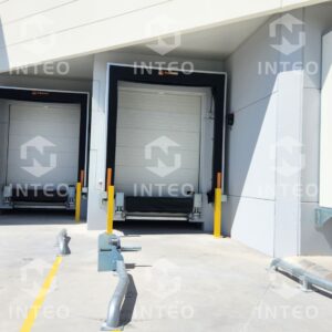 Las puertas seccionales industriales ofrecen un acceso eficiente y seguro para grandes almacenes.