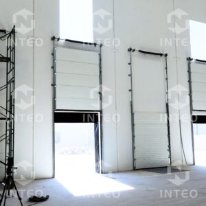 Las puertas seccionales son indispensables para garantizar la eficiencia logística en grandes instalaciones.