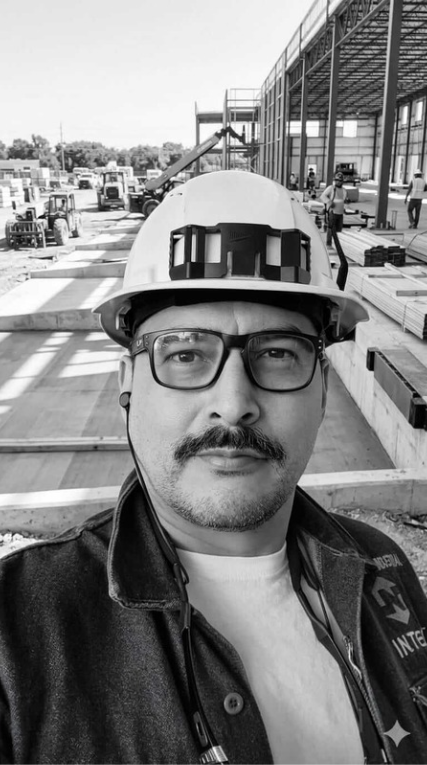 quien es el sale en los videos de inteo industrial
